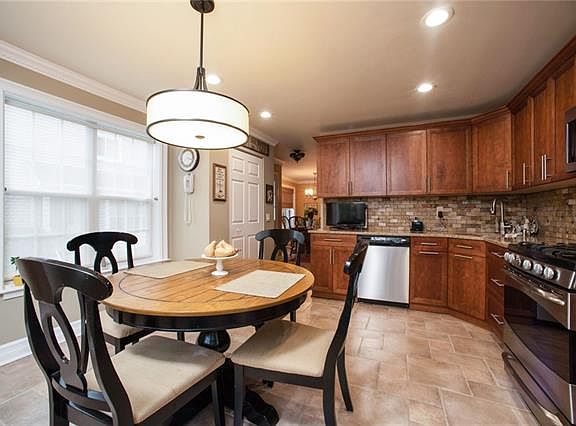 5th image of 26 Tall Tulip Ln
