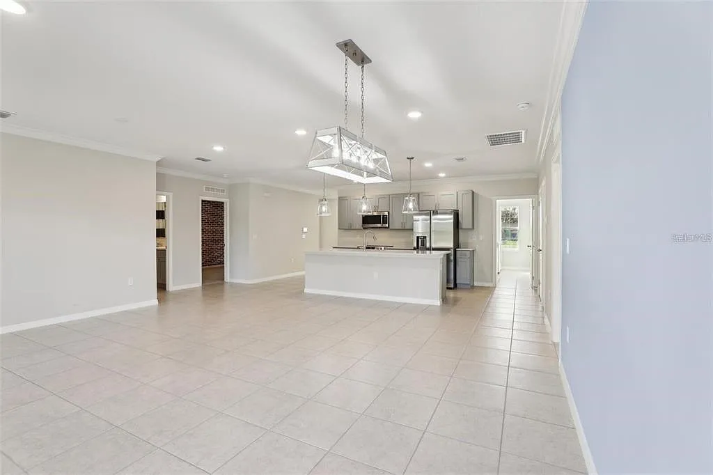 4 bed, 2.0 bath, 2018 sqft, $1,965 — Photo 4