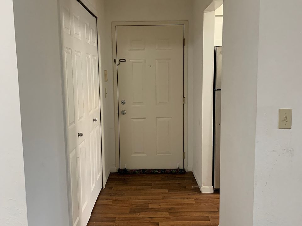 Entrance area with laundry room to left