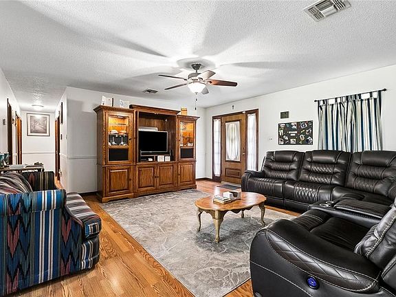 4th image of 504 Oak Allee Dr