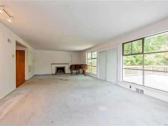 5th image of 120 Lakeshore Dr N