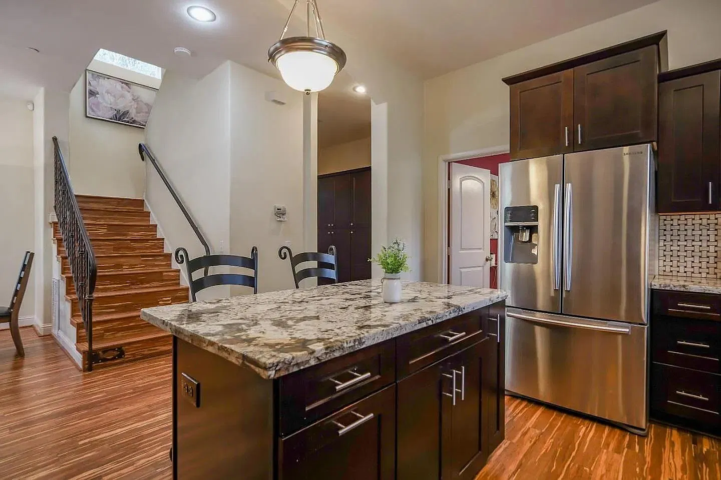 5 bed, 2.5 bath, 2250 sqft, $5,000 — Photo 2