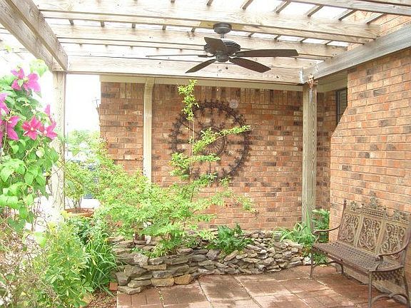 2nd image of 641 White Oak Dr
