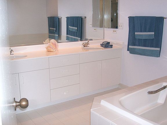 4th image of 4545 W Touhy Ave APT 409