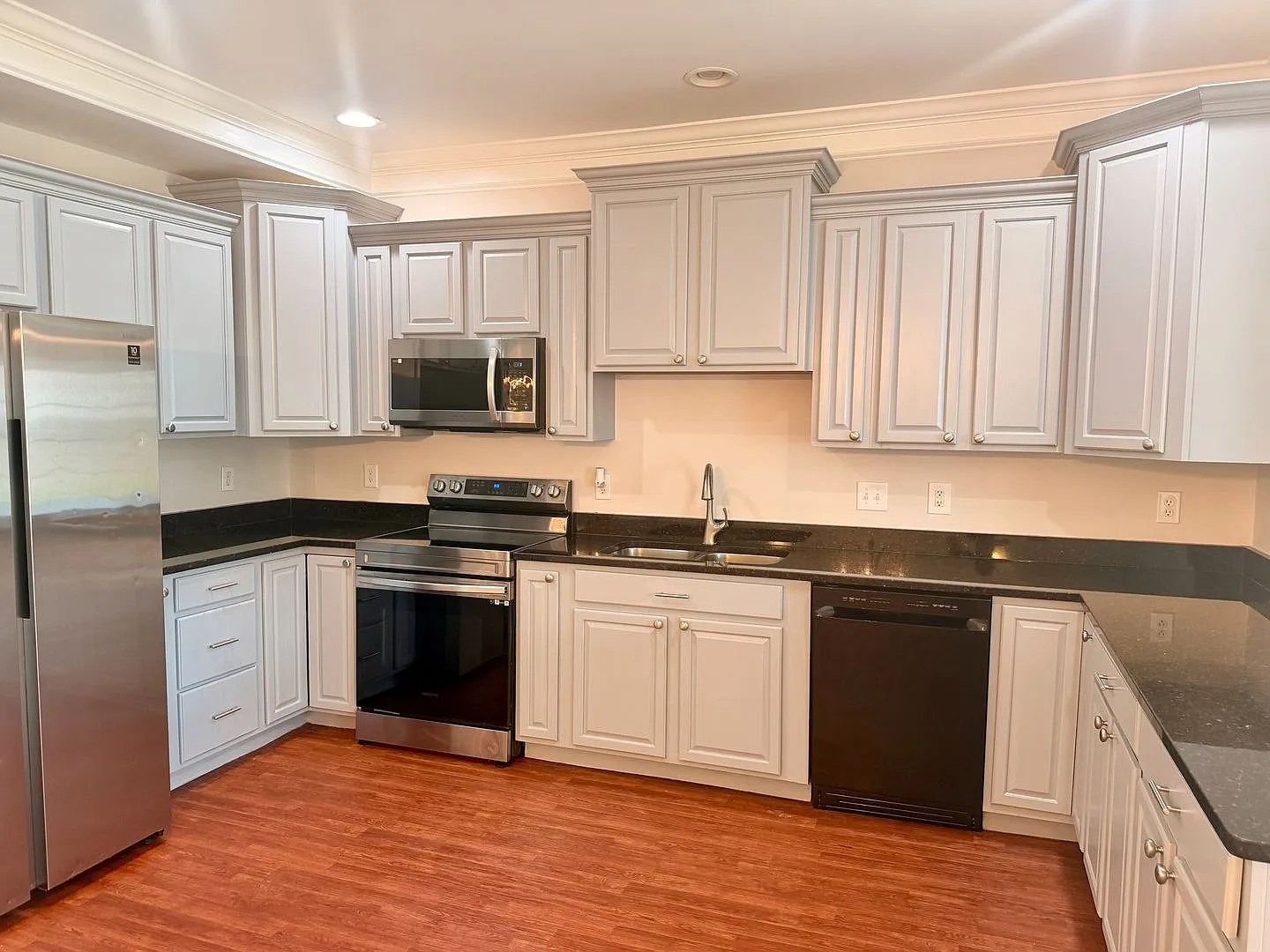 3 Bedroom Town House — Photo 4