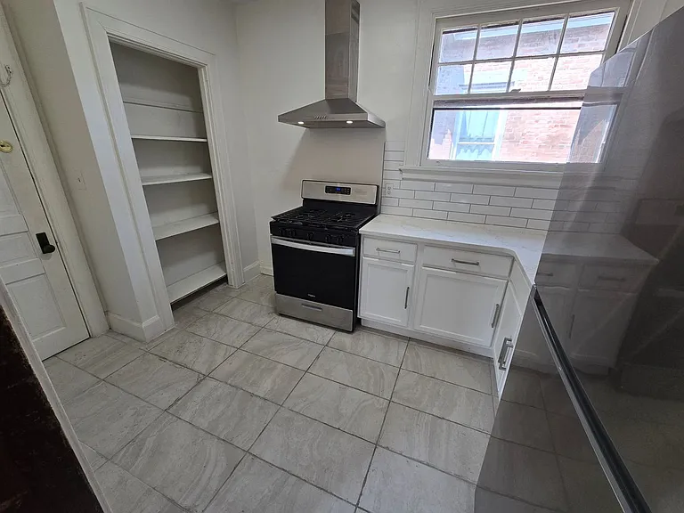 3745 Saint Lawrence Ave — Photo 8