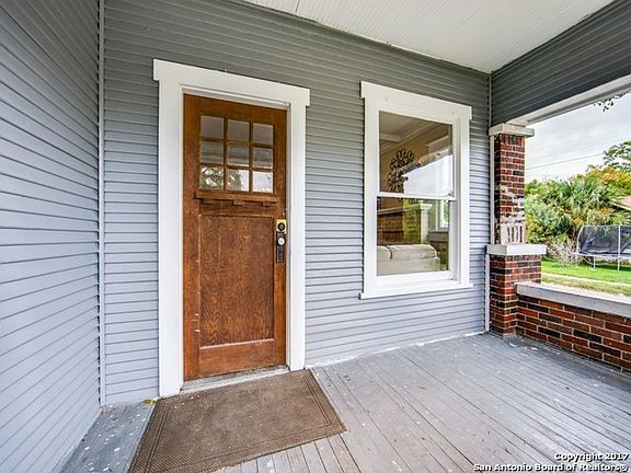 5th image of 946 W Gramercy Pl