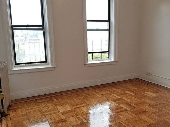 3rd image of 3215 Bainbridge Ave APT 4B