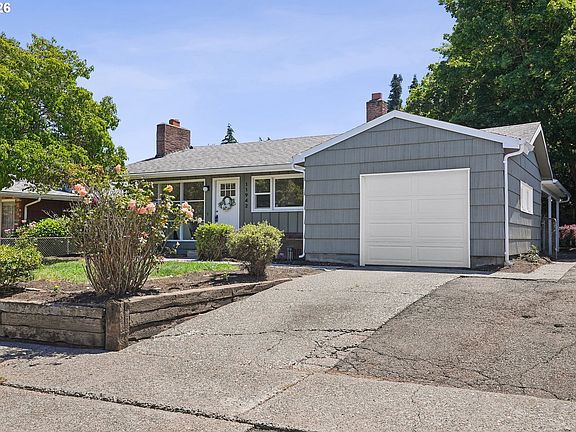 2nd image of 11942 NE Siskiyou St