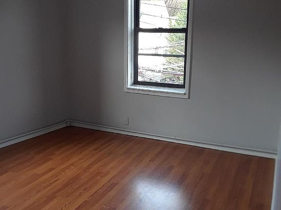 3rd image of 959 Van Duzer St Floor 2