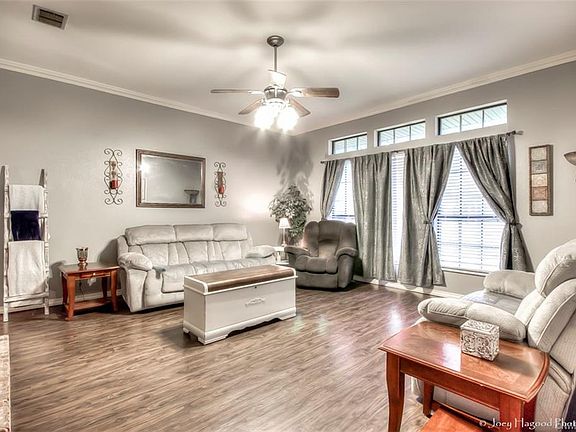5th image of 208 Deerwood Ln