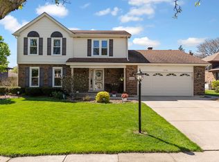 8384 Cramer Ln, Darien, IL
