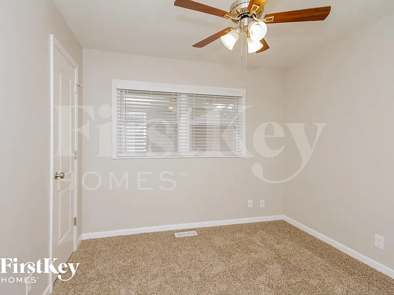 823 Oriole Dr — Photo 8