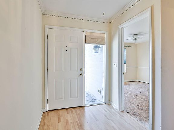 5th image of 8475 Watersedge Dr