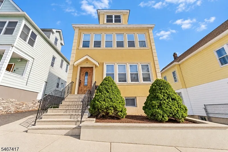 112 Hammond Ave