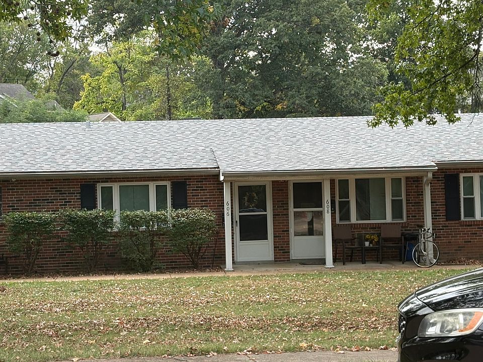 Front of building. 606 is the door on the left in this picture