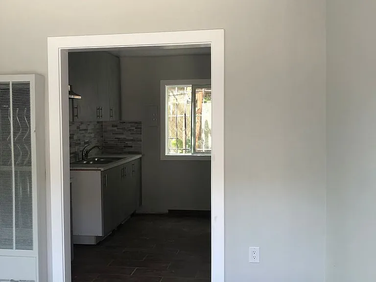 11818 S Main St — Photo 5