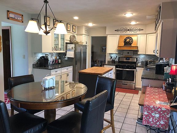 Open kitchen to fam rm