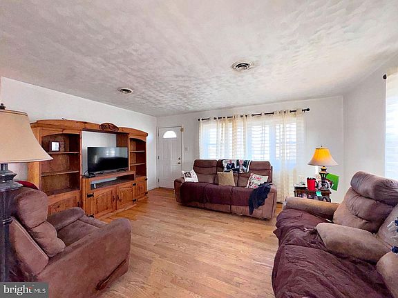 3rd image of 133 Lemon Rd
