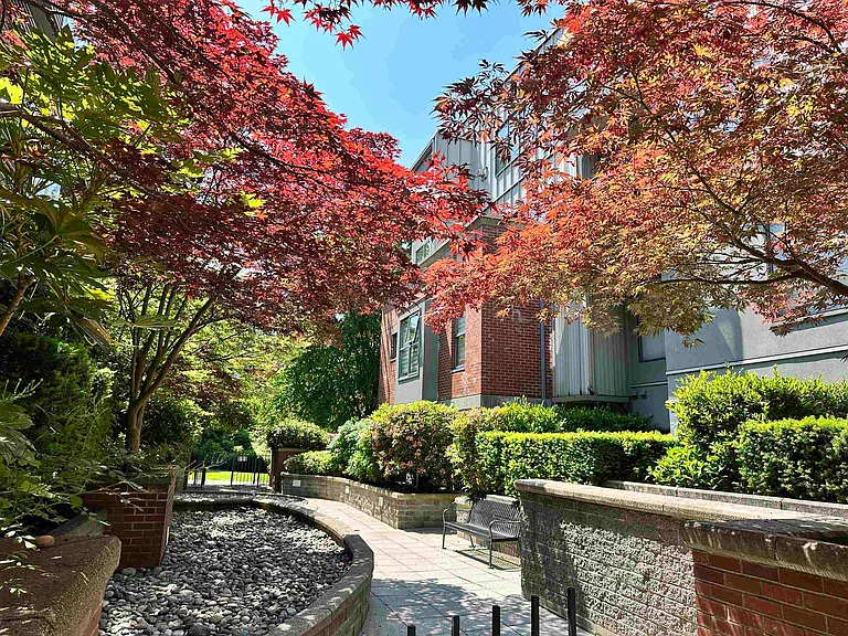 2688 Vine St — Photo 23