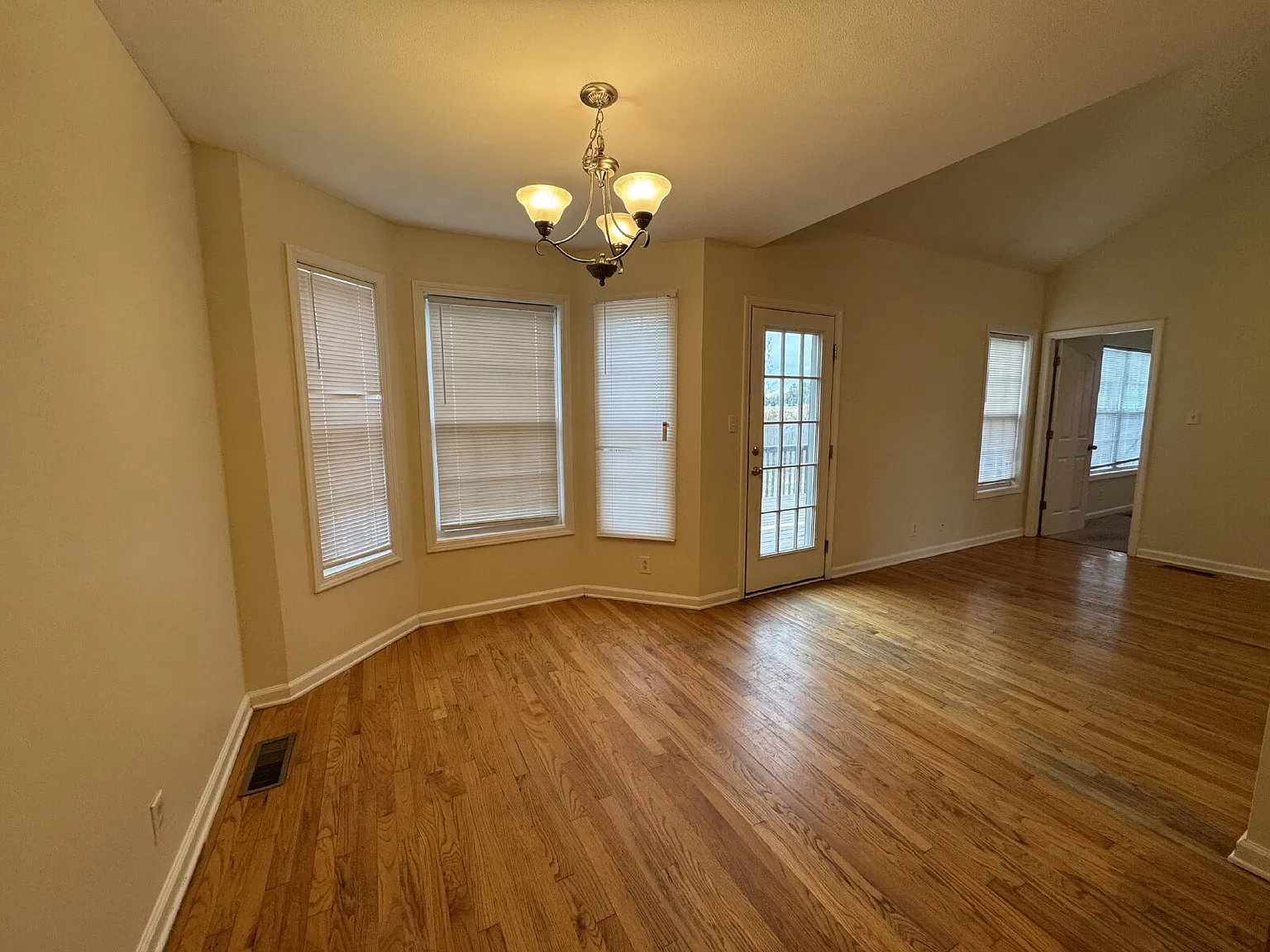 3 bed, 2.0 bath, 1561 sqft, $1,650 — Photo 4