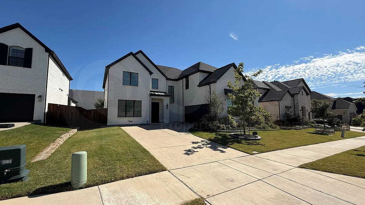 4 bed, 3.5 bath, 3900 sqft, $4,300 — Photo 4