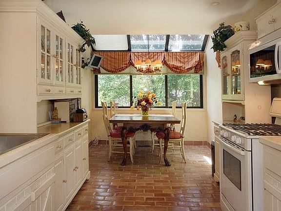 MODERN EAT-IN KITCHEN