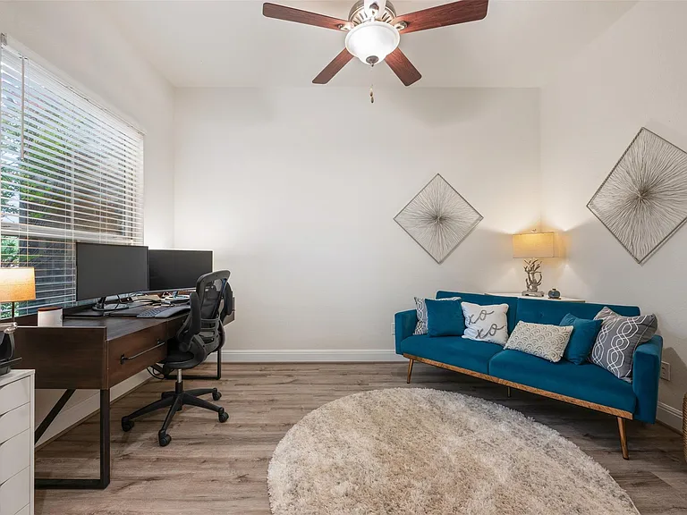 725 Millcreek Ln — Photo 5