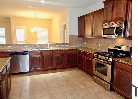 3 bed, 1873 sqft, $2,450 — Photo 2