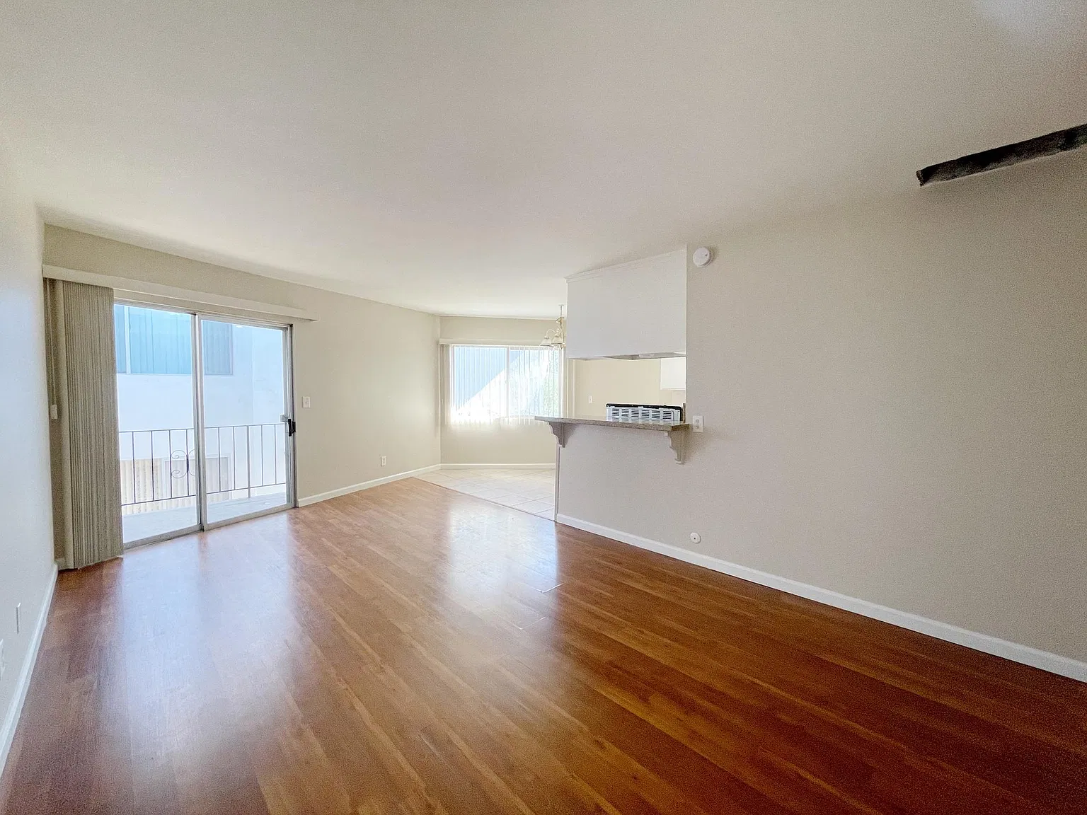 2851 Montrose Ave — Photo 4