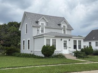 108 S 7th St, Estherville, IA 51334