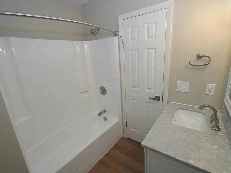 Full bathroom off bedroom 2