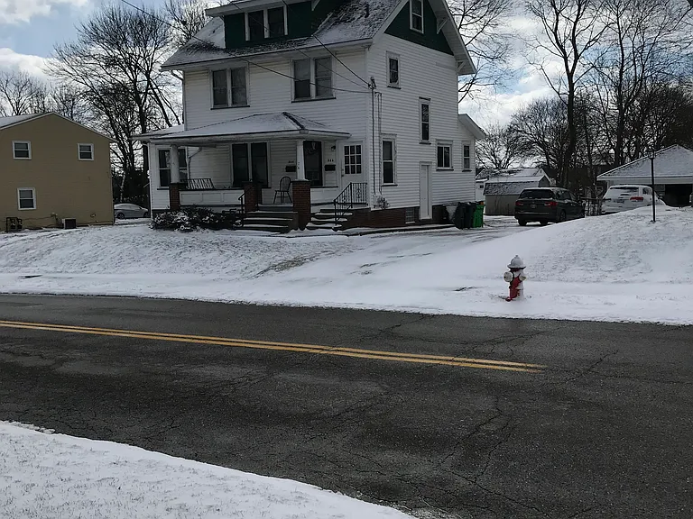 302 Schneider St SE — Photo 1