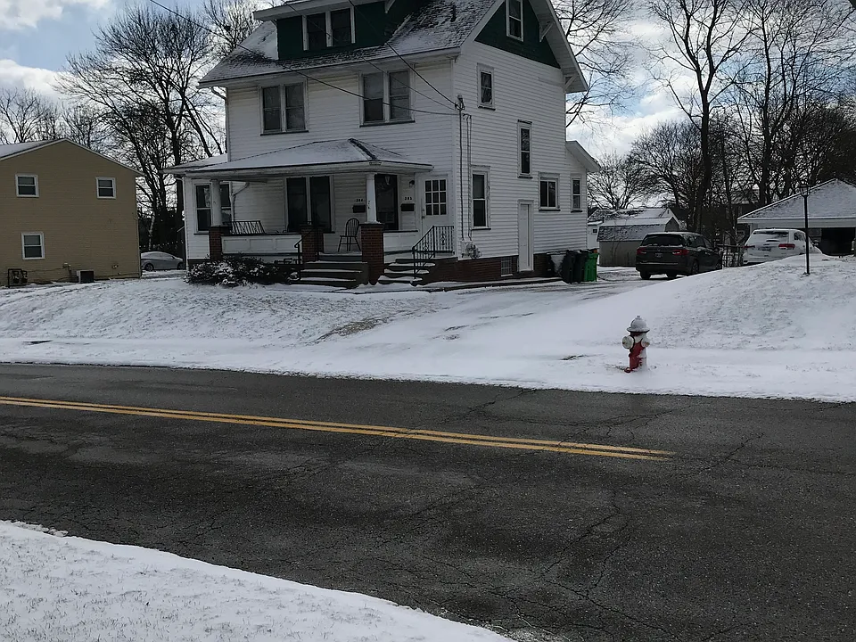 302 Schneider St SE