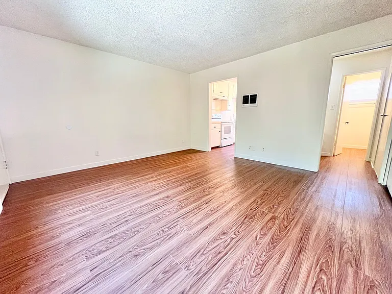Top-Floor 1 Bedroom in Quiet Bluff Heights Courtyard Complex — Photo 3