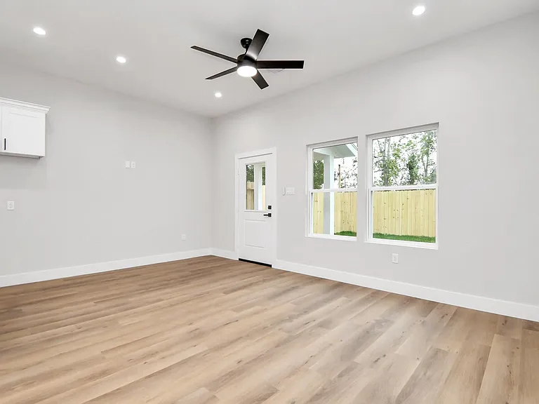 2411 Chew St — Photo 12