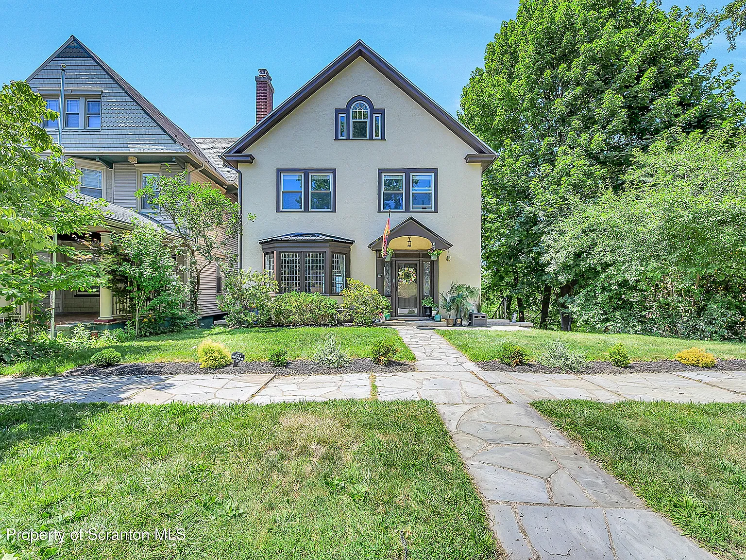6 bed, 4.5 bath, 3995 sqft, $2,600 — Photo 2