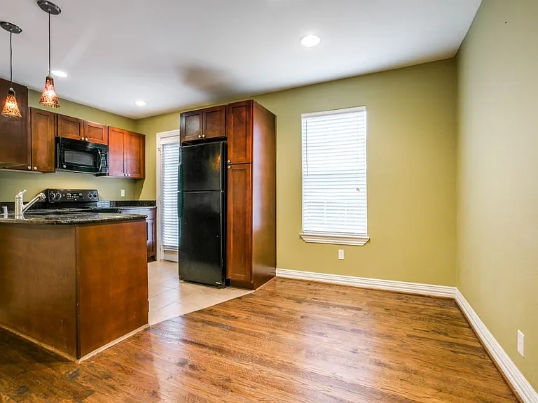4734A Bradford Dr — Photo 8