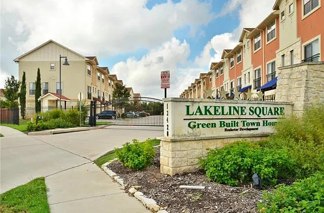3 bed, 2.5 bath, 1376 sqft, $1,645 — Photo 1