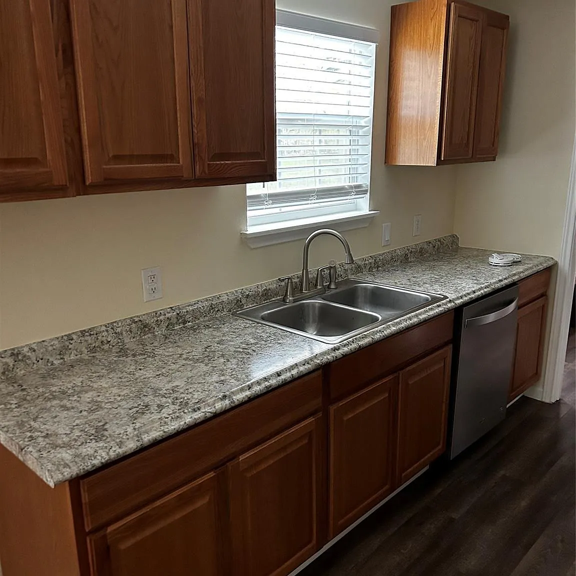 1 bed, 1.0 bath, 4310 sqft, $900 — Photo 2