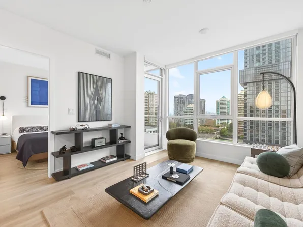 6087 Wilson Ave #802, Burnaby, BC V5H 4R8