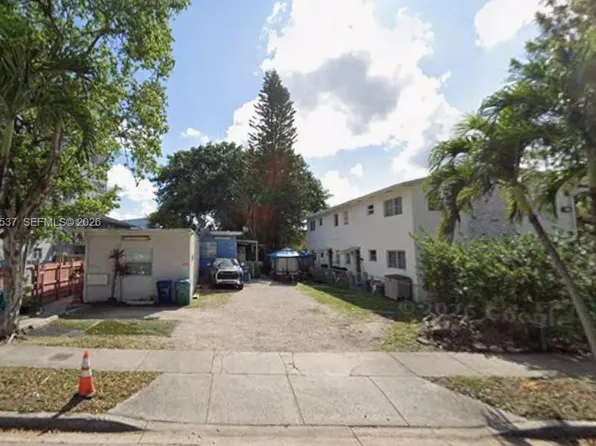 10790 SW 6th St, Sweetwater, FL 33174