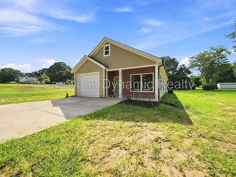 1533 S Battleground Ave — Photo 2