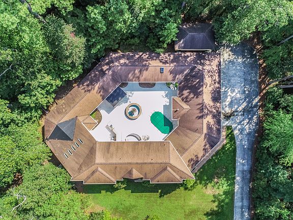 2nd image of 4 Bay Oak Dr