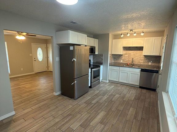 3rd image of 905 Laura St