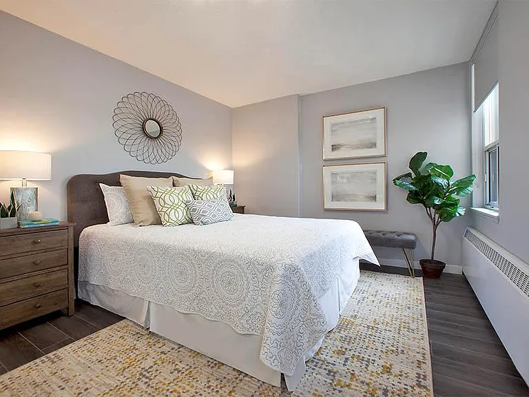 2575 Danforth Ave — Photo 8