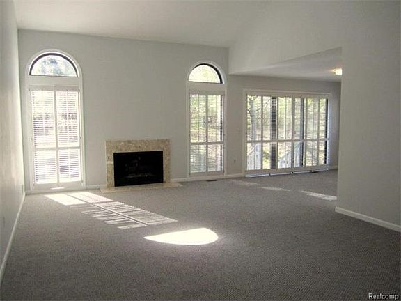 Living Room with Cathedral ceiling, Palladian windows and Ga