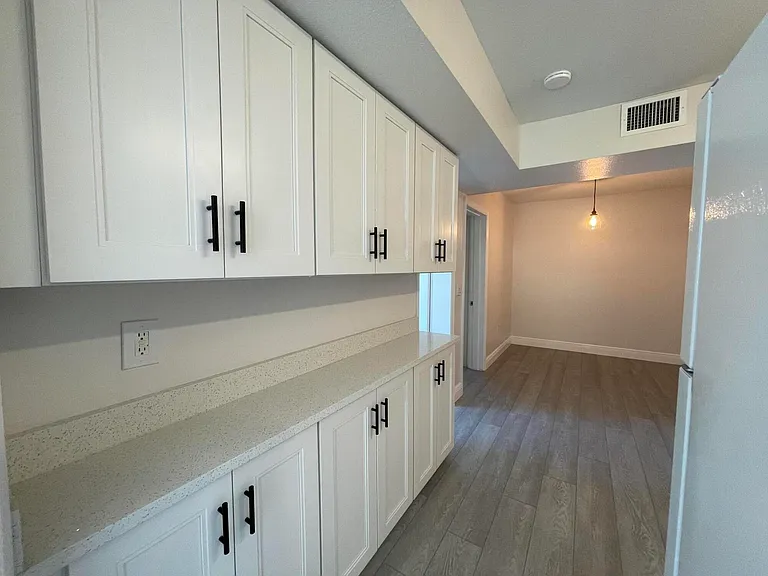 701 SE 4th St #WEST — Photo 5