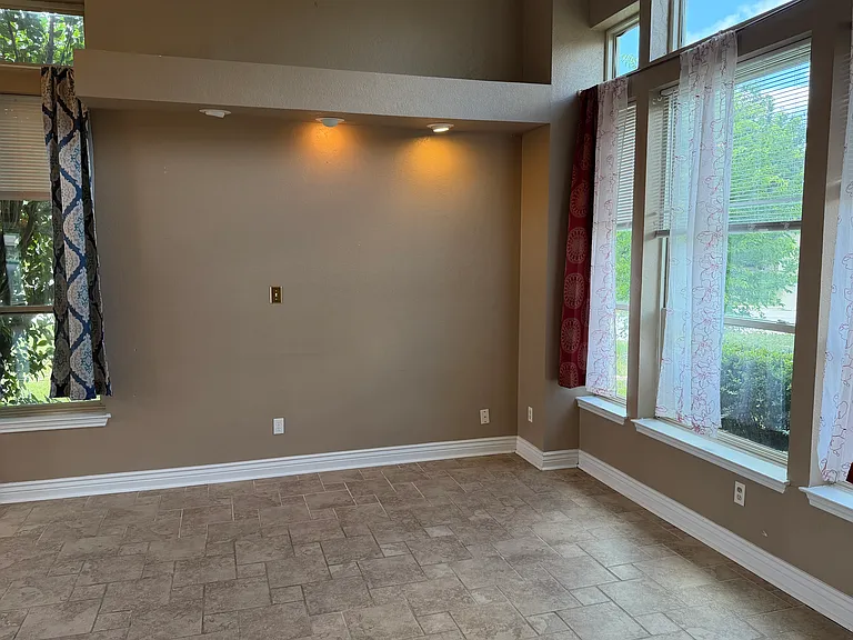 2208 Illinois Dr — Photo 6