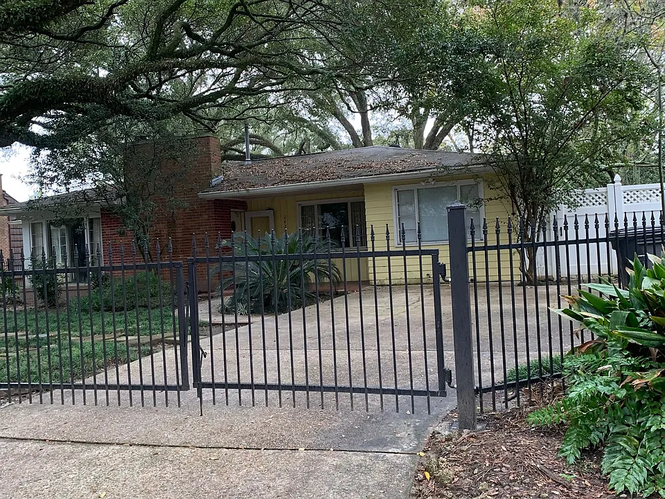2424 Dogwood Ave